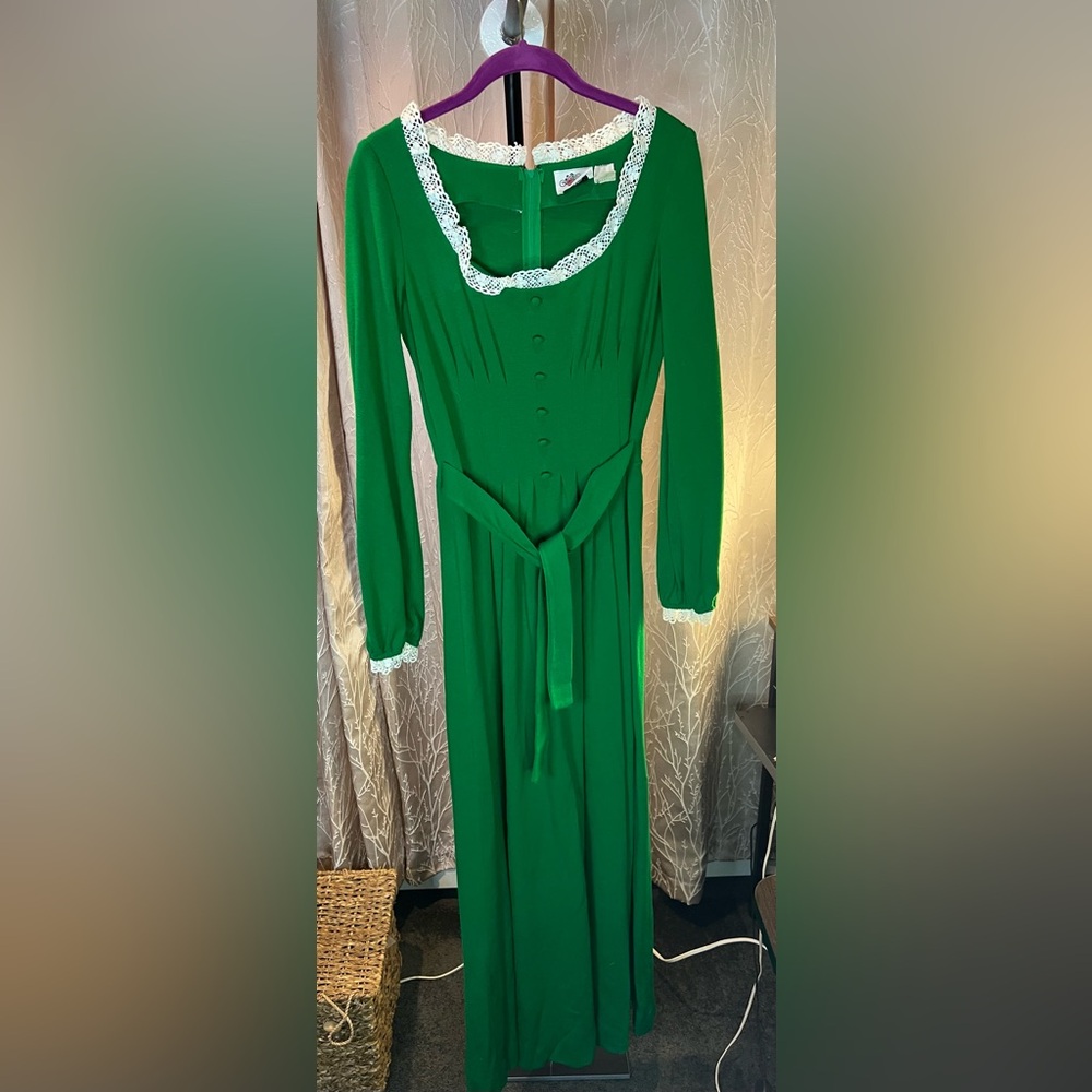 Chic Long Sleeve Green Dress with Lace Trim